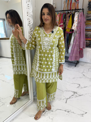Nargis Lucknowi Set
