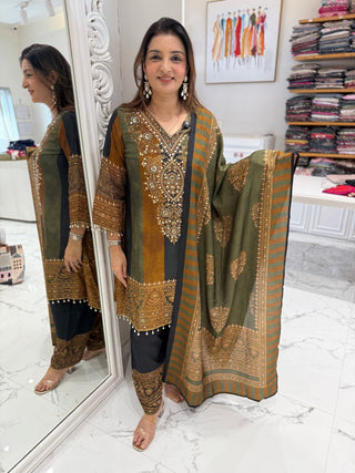 Rajsi Embroidered Suit Set - Preetibora