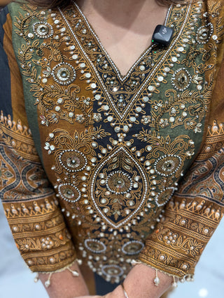 Rajsi Embroidered Suit Set - Preetibora