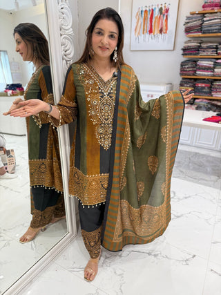 Rajsi Embroidered Suit Set - Preetibora
