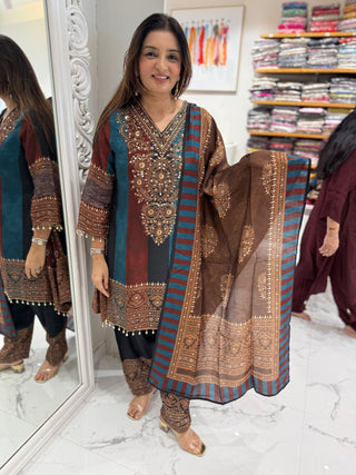 Rajsi Embroidered Suit Set - Preetibora